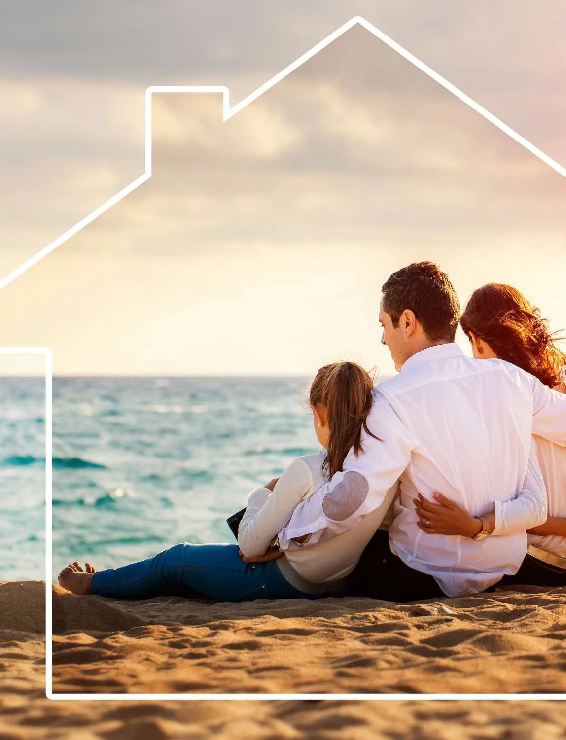 Famille assise sur la plage sous le dessin d'une maison