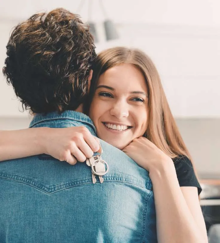 Cliente heureuse tenant les clés de sa maison