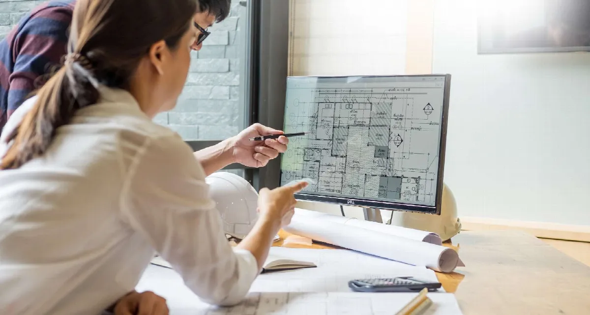 Étude des plans d'une maison sur écran