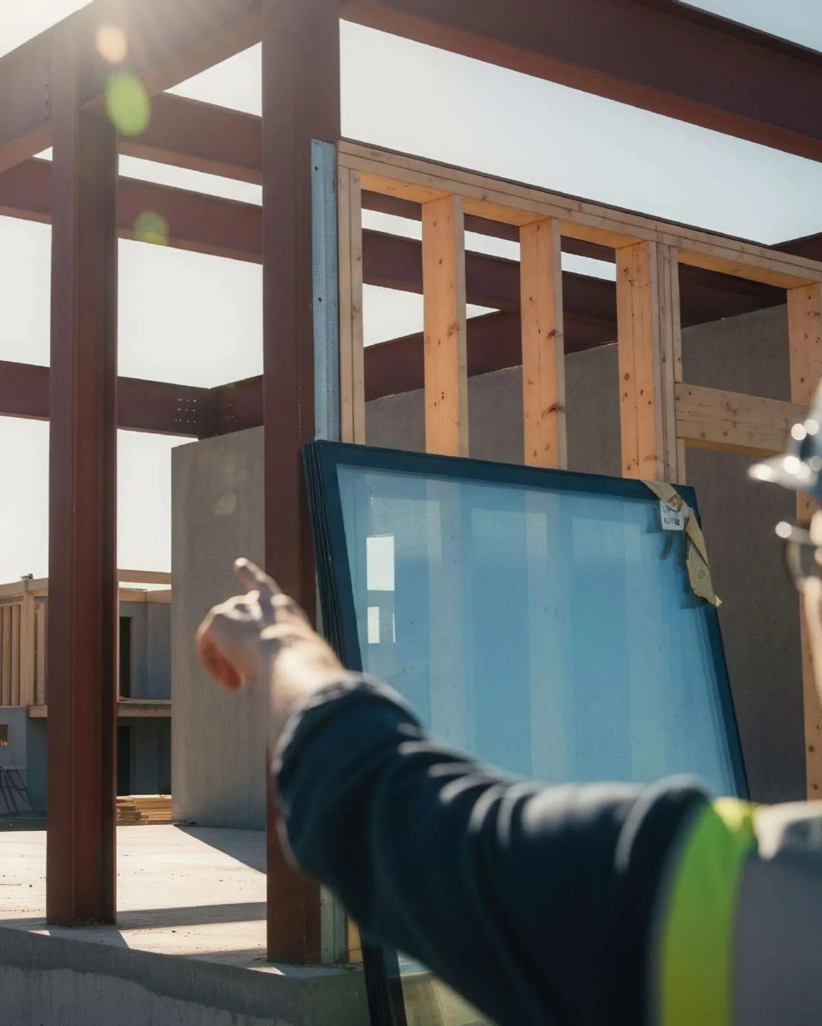 Conducteur de travaux désignant la structure d'une maison en chantier